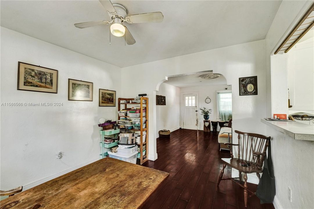 For Sale: $545,000 (2 beds, 1 baths, 840 Square Feet)