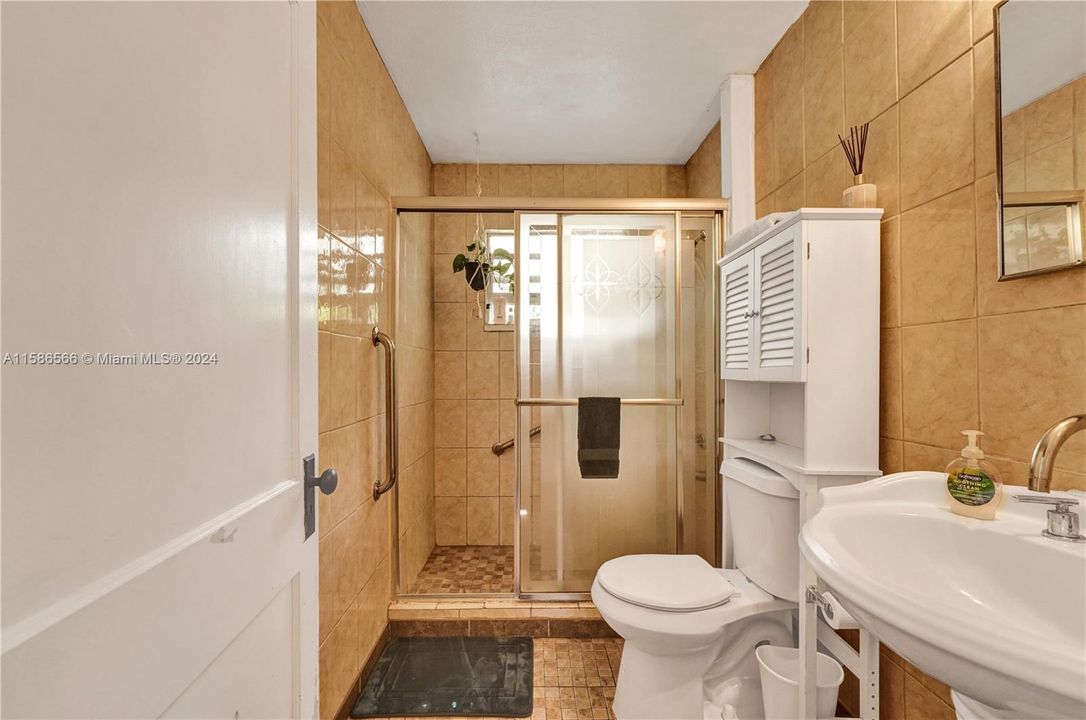 For Sale: $545,000 (2 beds, 1 baths, 840 Square Feet)