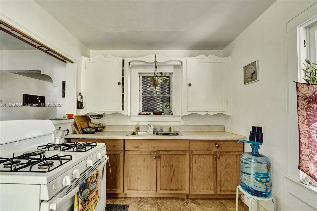 For Sale: $545,000 (2 beds, 1 baths, 840 Square Feet)