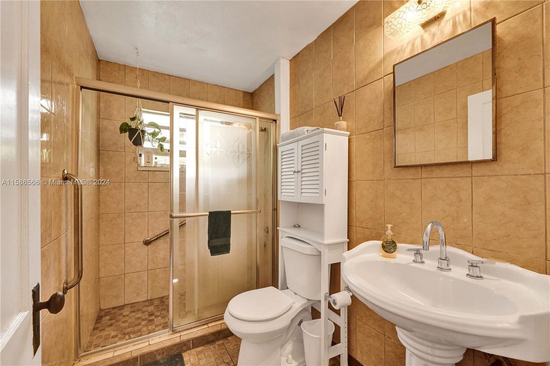 For Sale: $545,000 (2 beds, 1 baths, 840 Square Feet)