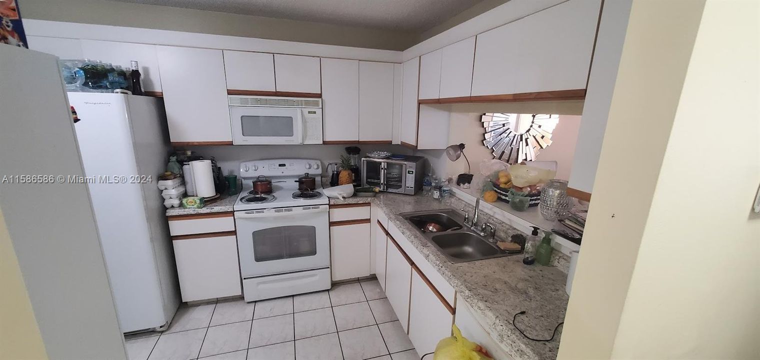 For Sale: $249,000 (2 beds, 1 baths, 1002 Square Feet)