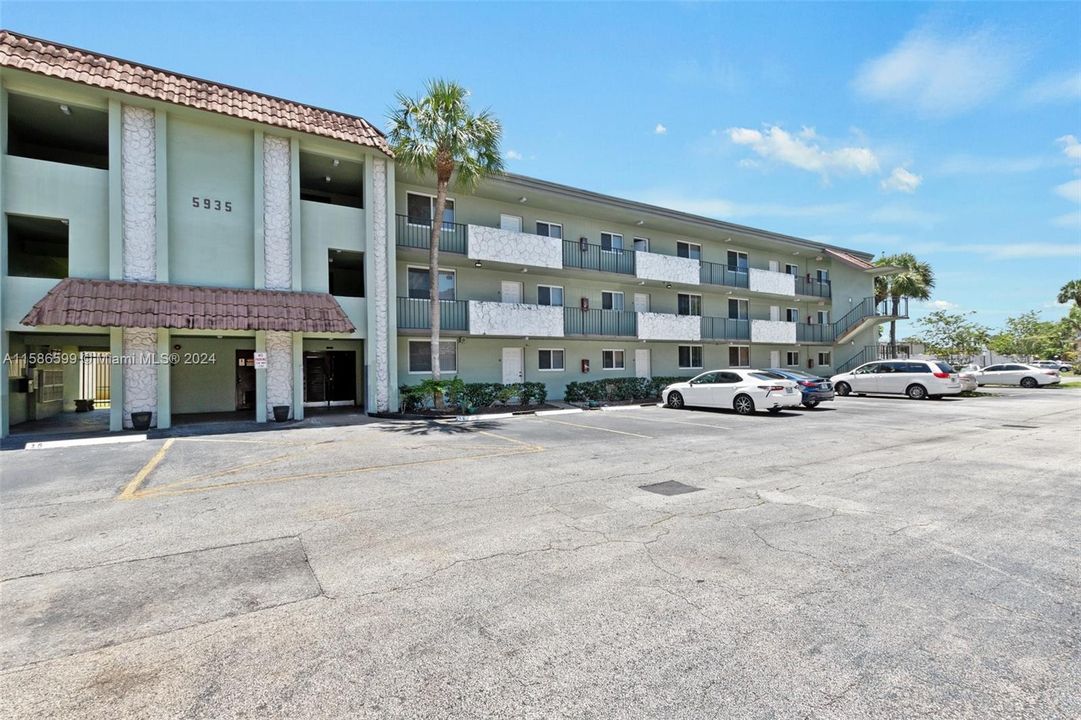 Active With Contract: $168,900 (2 beds, 2 baths, 1090 Square Feet)