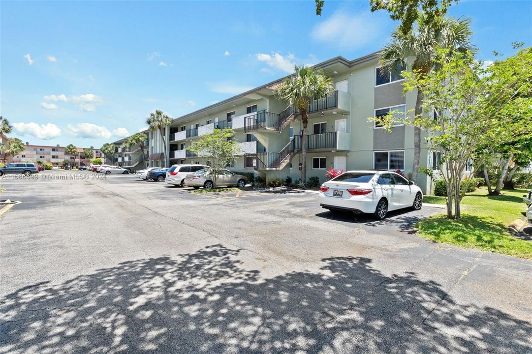 Active With Contract: $168,900 (2 beds, 2 baths, 1090 Square Feet)