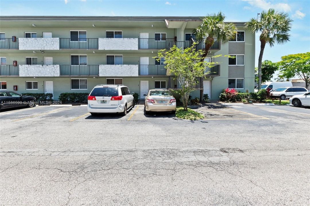 Active With Contract: $168,900 (2 beds, 2 baths, 1090 Square Feet)