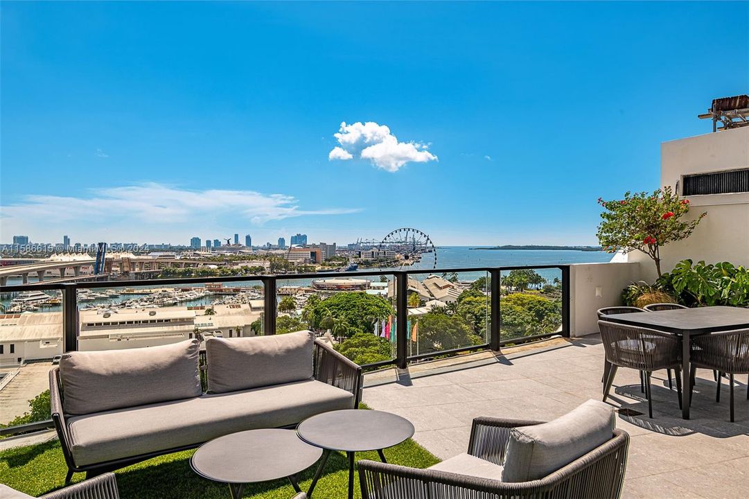 For Sale: $1,577,228 (2 beds, 2 baths, 818 Square Feet)
