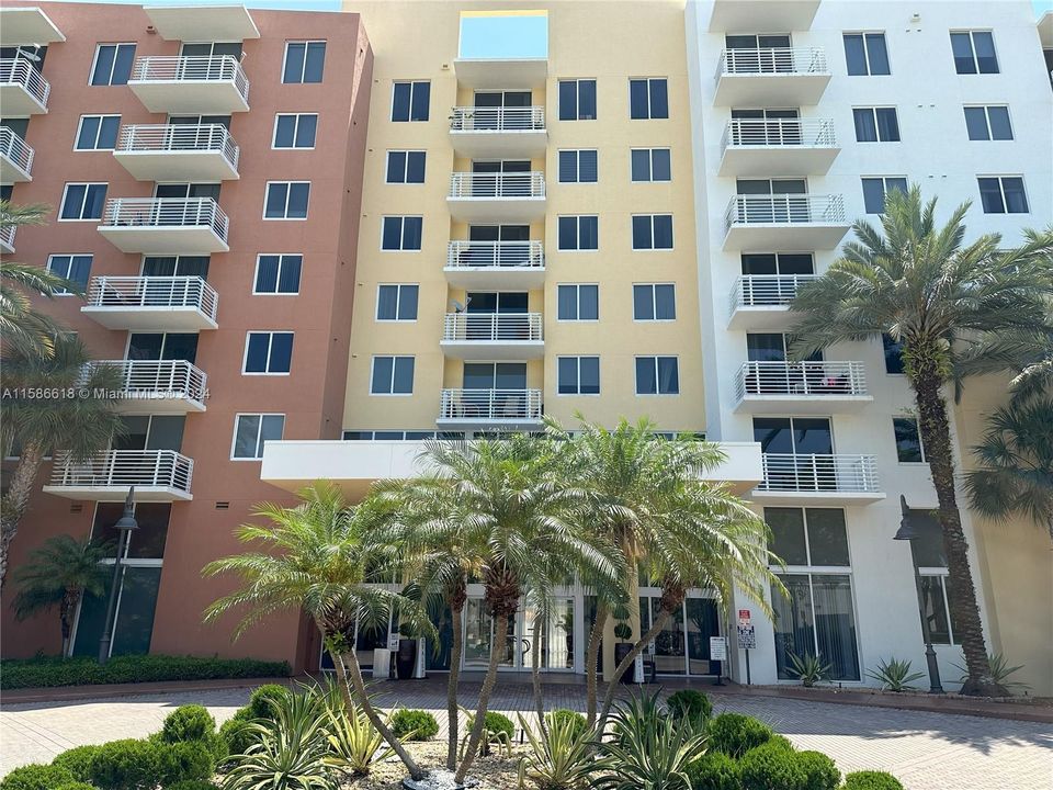 Recently Rented: $2,475 (1 beds, 1 baths, 835 Square Feet)