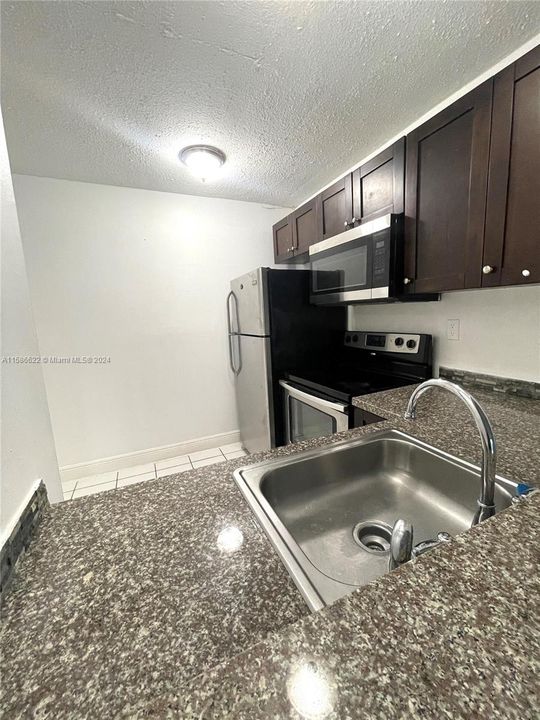 For Rent: $1,700 (1 beds, 1 baths, 826 Square Feet)