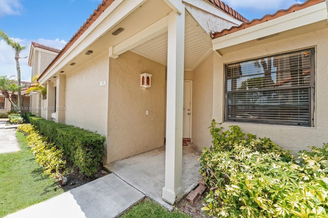 Active With Contract: $2,500 (2 beds, 2 baths, 1115 Square Feet)