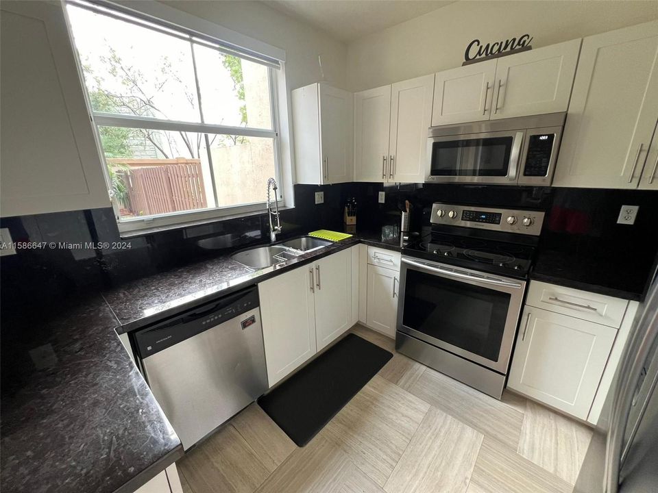 Recently Rented: $3,200 (2 beds, 2 baths, 1480 Square Feet)