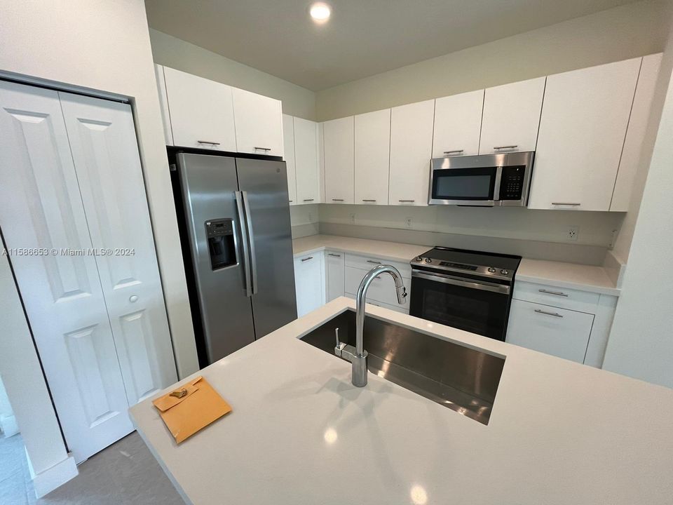 For Rent: $3,200 (2 beds, 2 baths, 1124 Square Feet)