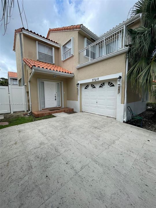 Active With Contract: $3,200 (3 beds, 2 baths, 1683 Square Feet)