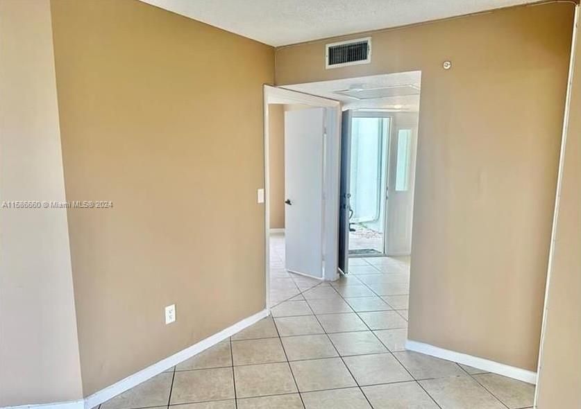 Active With Contract: $219,000 (2 beds, 2 baths, 930 Square Feet)
