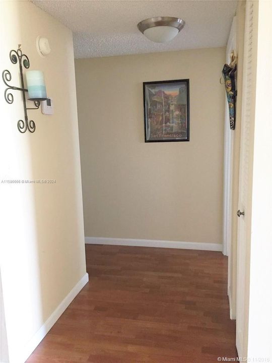 For Rent: $2,175 (1 beds, 1 baths, 915 Square Feet)