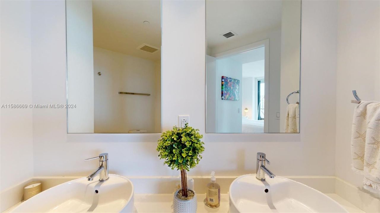 For Sale: $899,000 (2 beds, 2 baths, 1096 Square Feet)