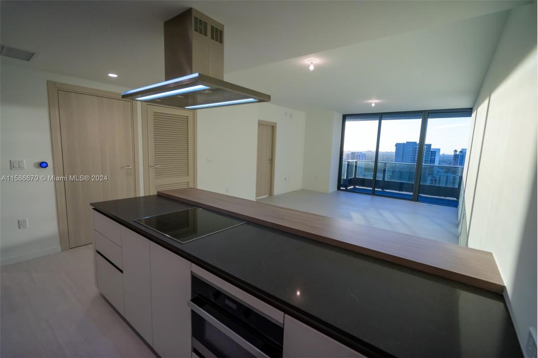 Recently Rented: $4,900 (1 beds, 1 baths, 823 Square Feet)