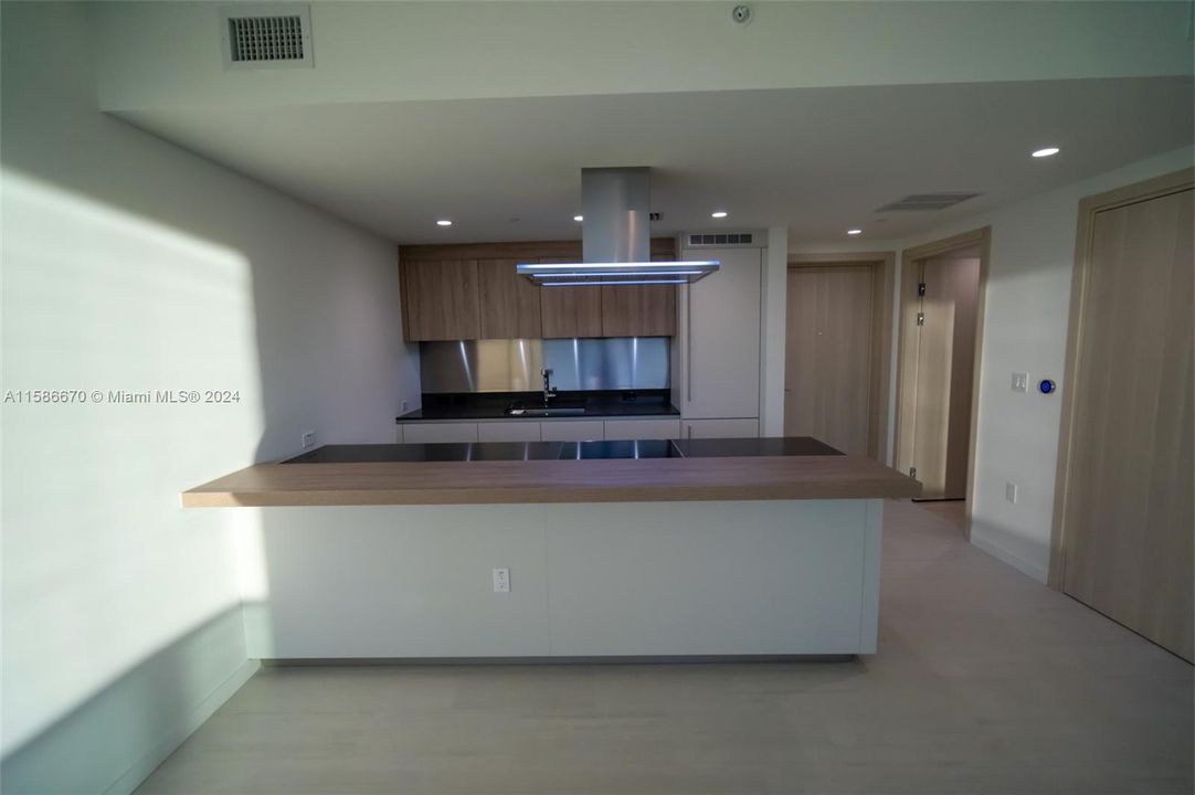 For Rent: $4,900 (1 beds, 1 baths, 823 Square Feet)