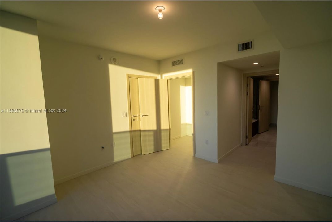 For Rent: $4,900 (1 beds, 1 baths, 823 Square Feet)