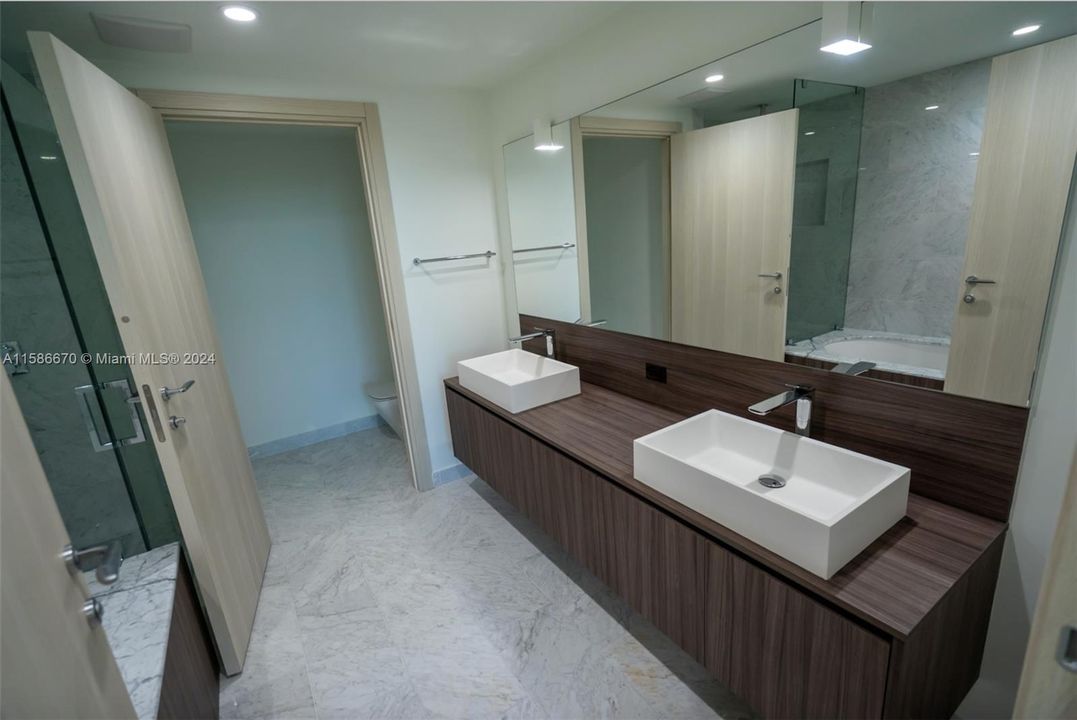 Recently Rented: $4,900 (1 beds, 1 baths, 823 Square Feet)