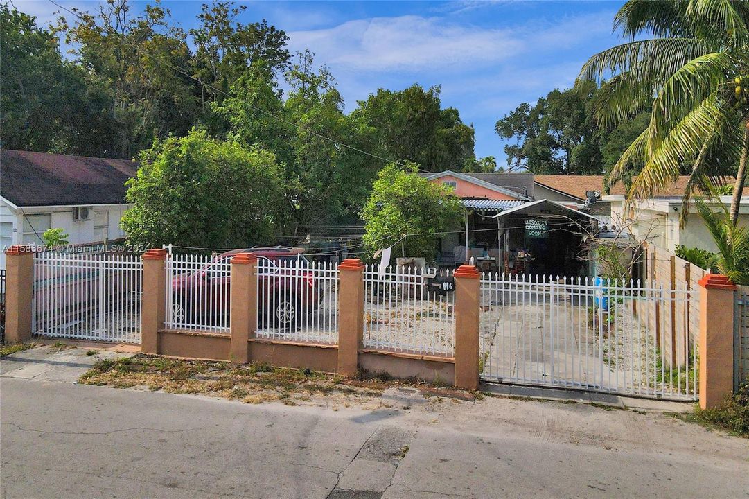 For Sale: $400,000 (2 beds, 1 baths, 1160 Square Feet)