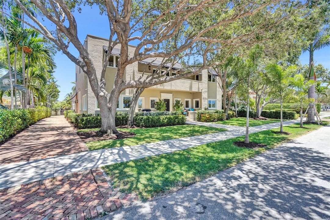 Active With Contract: $2,695,000 (5 beds, 4 baths, 4832 Square Feet)