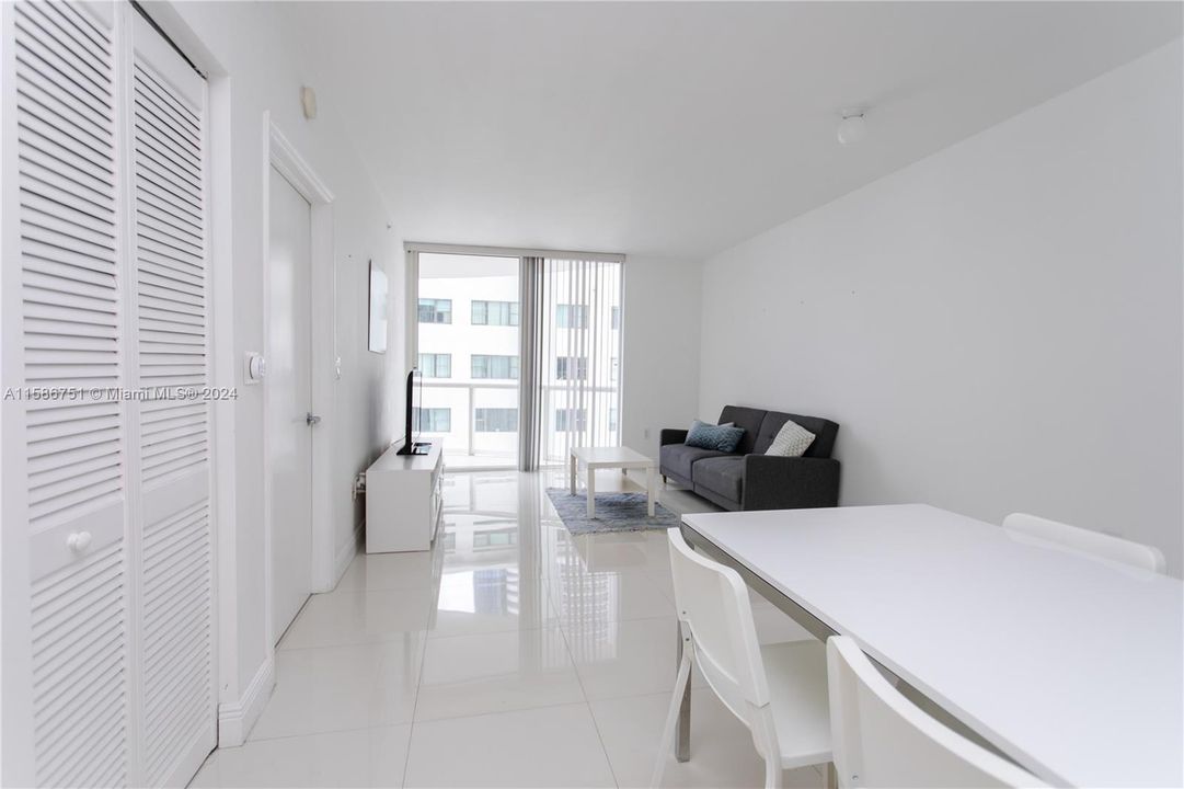 最近租的: $3,200 (1 贝兹, 1 浴室, 808 平方英尺)