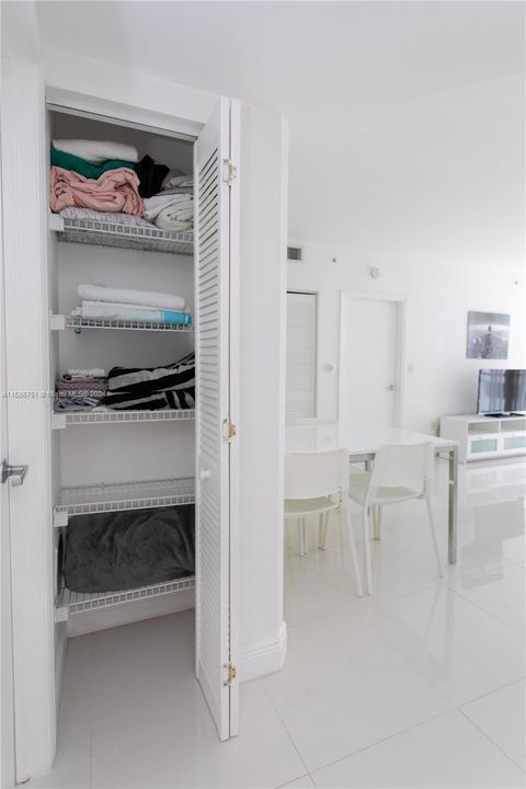 最近租的: $3,200 (1 贝兹, 1 浴室, 808 平方英尺)