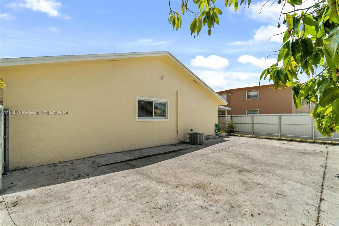 Active With Contract: $3,500 (3 beds, 2 baths, 1086 Square Feet)