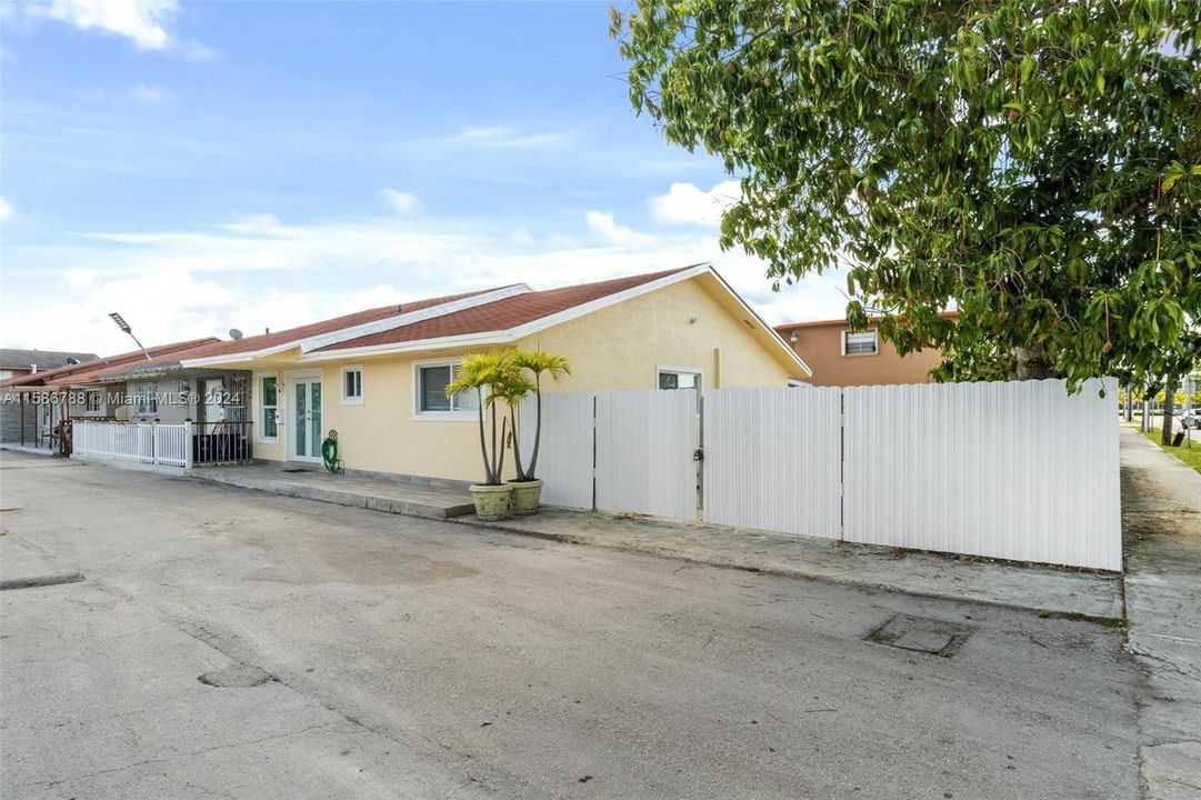 Active With Contract: $3,500 (3 beds, 2 baths, 1086 Square Feet)