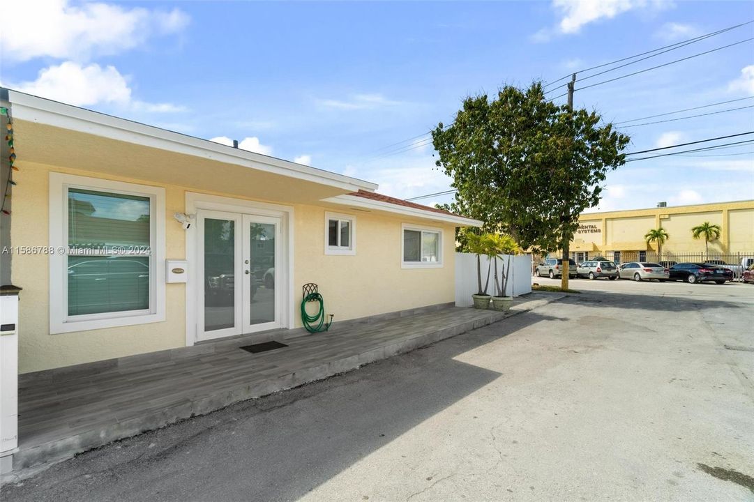 Active With Contract: $3,500 (3 beds, 2 baths, 1086 Square Feet)