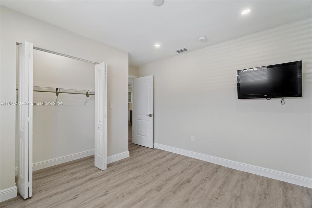 Active With Contract: $3,500 (3 beds, 2 baths, 1086 Square Feet)