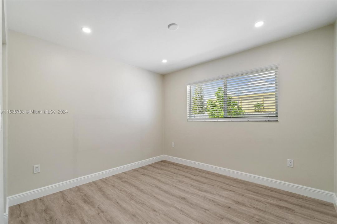 Active With Contract: $3,500 (3 beds, 2 baths, 1086 Square Feet)