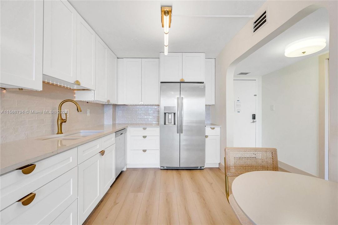 For Sale: $383,000 (1 beds, 1 baths, 800 Square Feet)