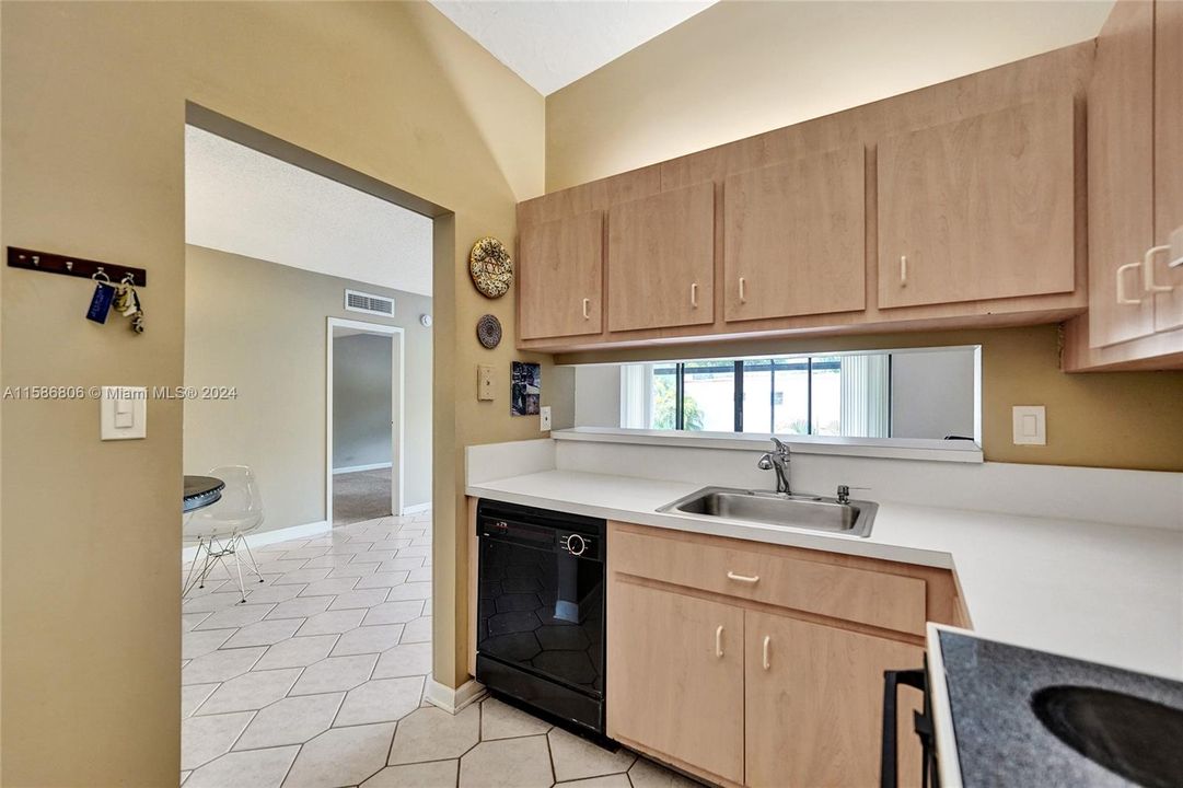 Active With Contract: $269,900 (2 beds, 2 baths, 1275 Square Feet)