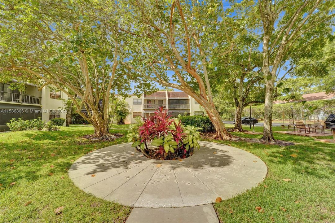 Active With Contract: $269,900 (2 beds, 2 baths, 1275 Square Feet)