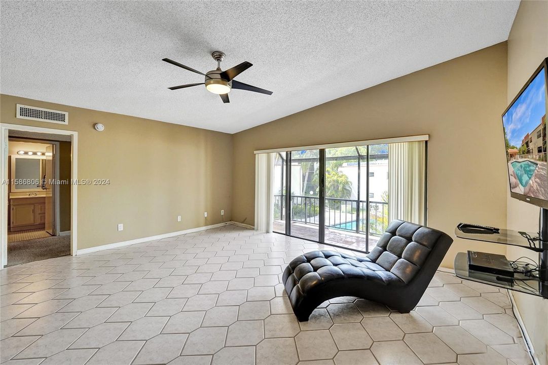 Active With Contract: $269,900 (2 beds, 2 baths, 1275 Square Feet)