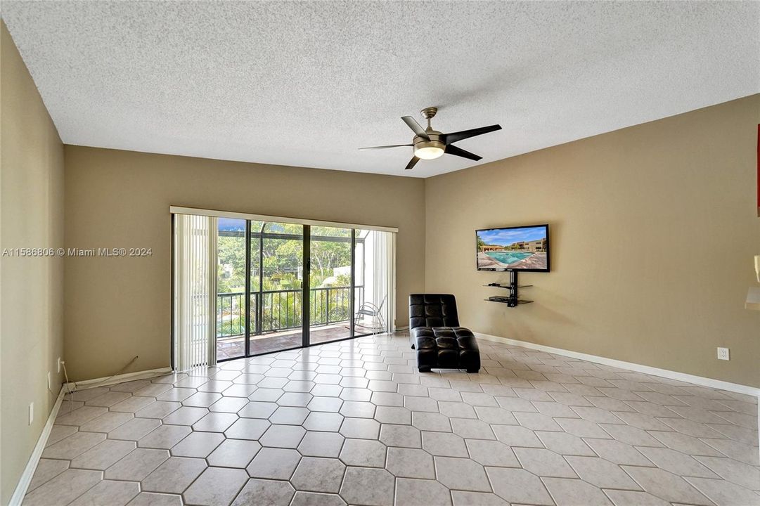 Active With Contract: $269,900 (2 beds, 2 baths, 1275 Square Feet)