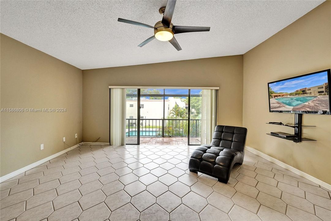 Active With Contract: $269,900 (2 beds, 2 baths, 1275 Square Feet)