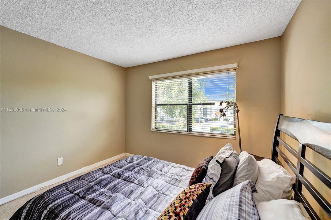 Active With Contract: $269,900 (2 beds, 2 baths, 1275 Square Feet)