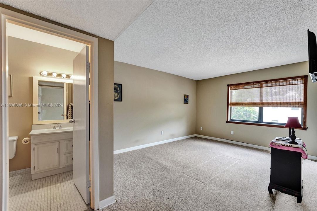 Active With Contract: $269,900 (2 beds, 2 baths, 1275 Square Feet)