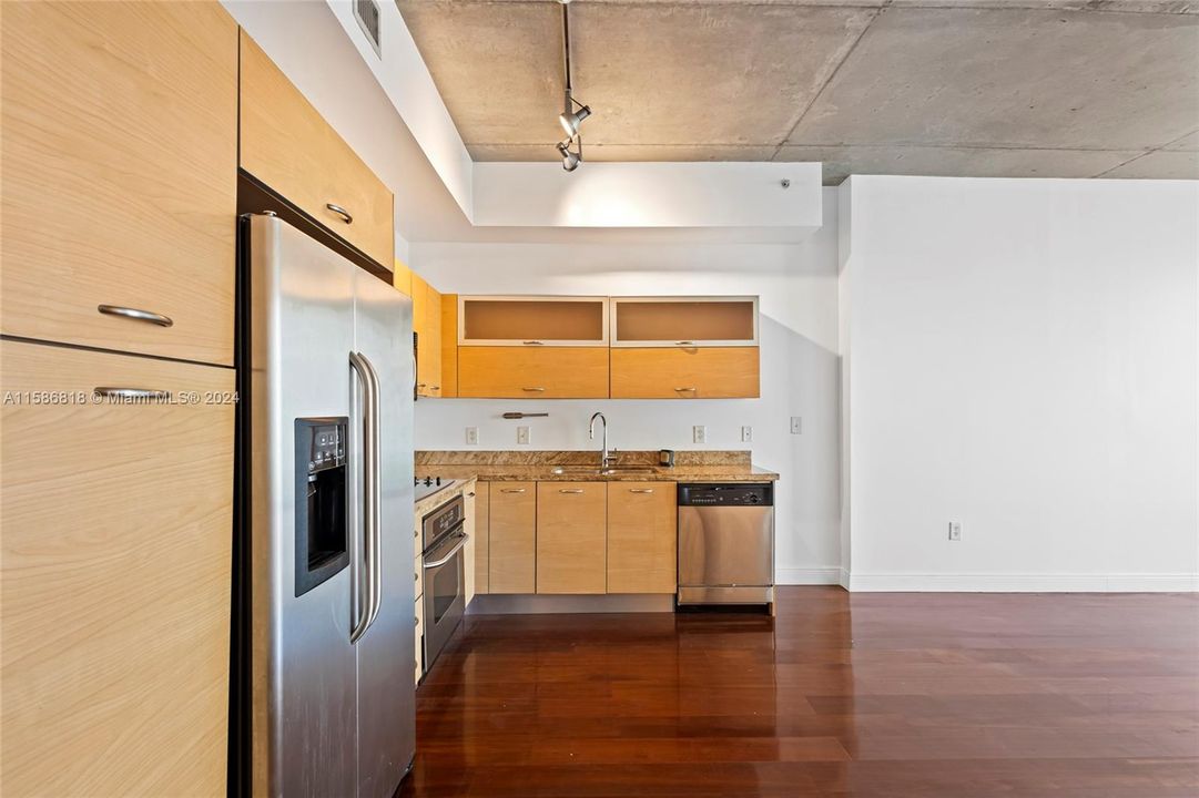 For Sale: $365,000 (1 beds, 1 baths, 775 Square Feet)