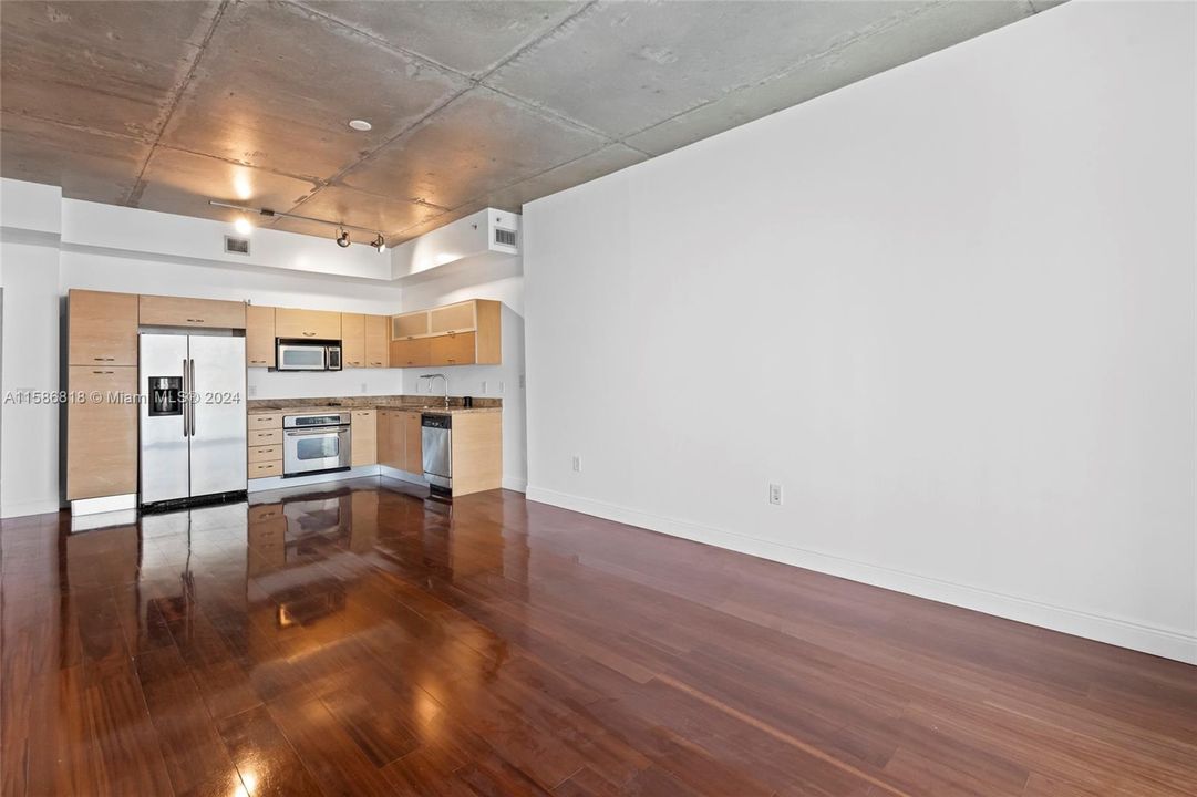 For Sale: $365,000 (1 beds, 1 baths, 775 Square Feet)