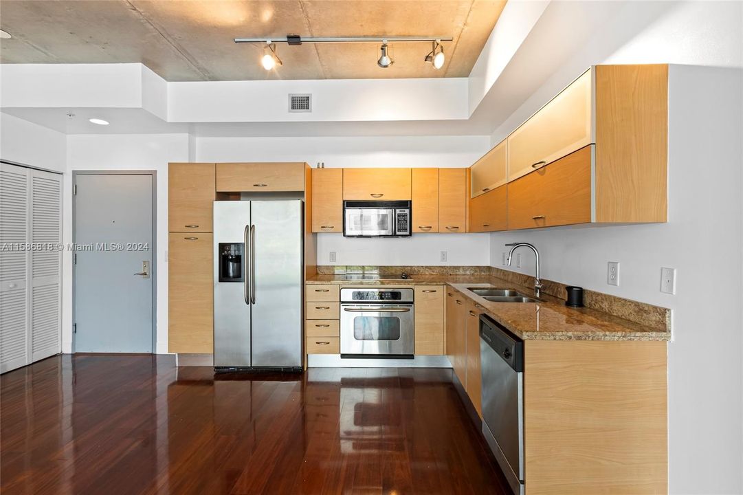 For Sale: $365,000 (1 beds, 1 baths, 775 Square Feet)