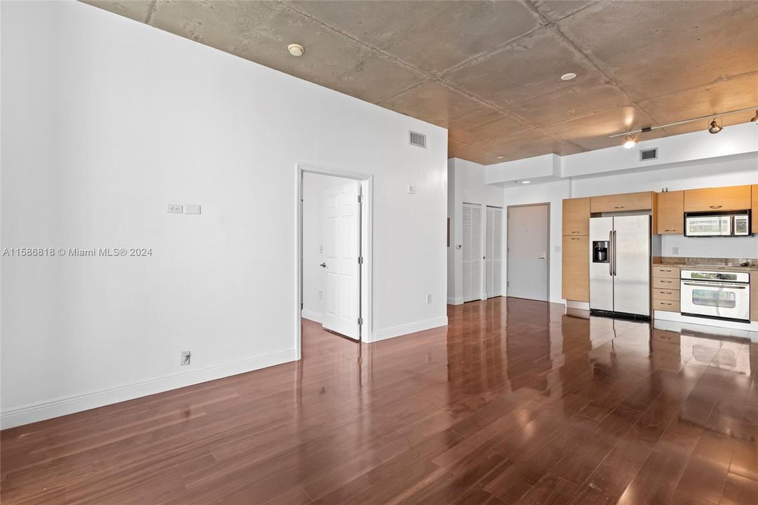 For Sale: $365,000 (1 beds, 1 baths, 775 Square Feet)