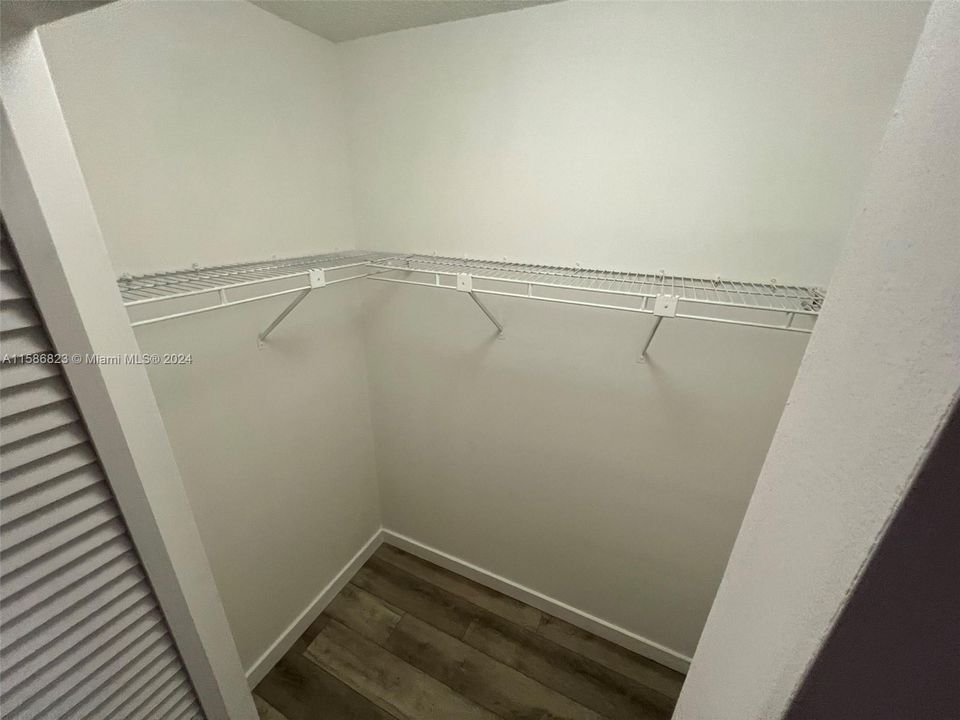 Active With Contract: $180,000 (1 beds, 1 baths, 640 Square Feet)