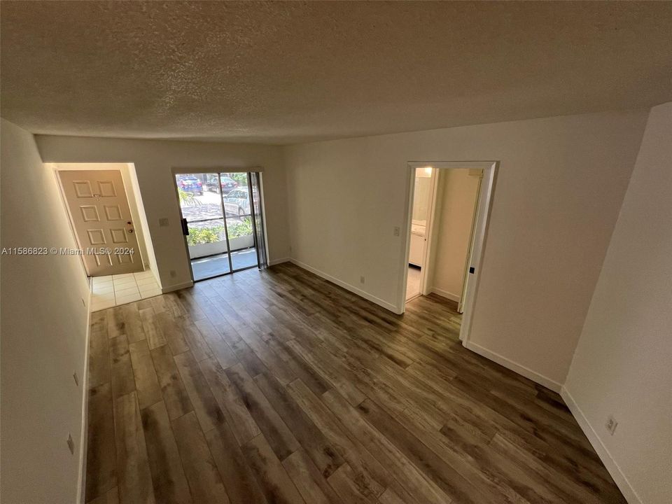 Active With Contract: $180,000 (1 beds, 1 baths, 640 Square Feet)