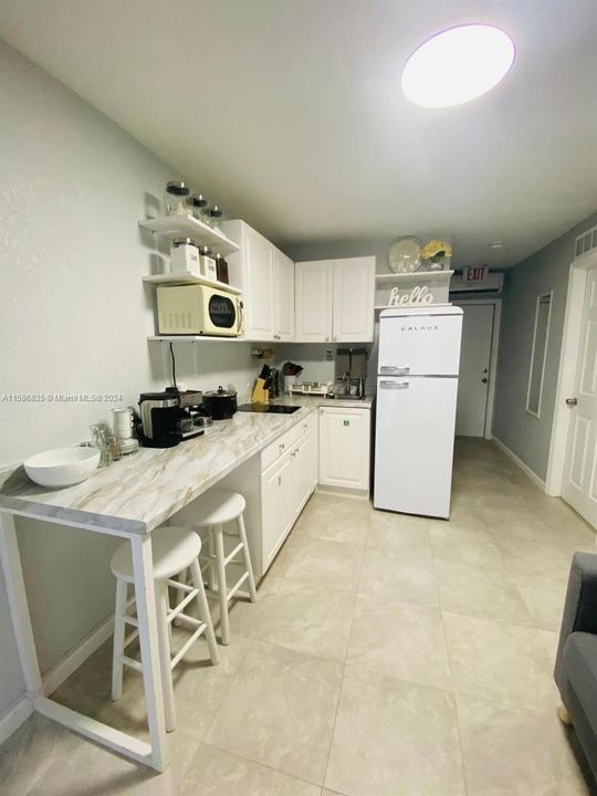 For Rent: $2,200 (2 beds, 1 baths, 861 Square Feet)