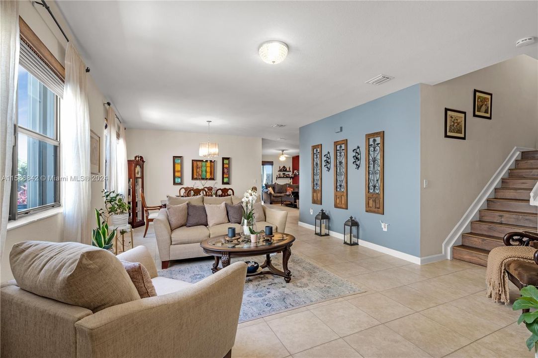 For Sale: $685,000 (5 beds, 3 baths, 2924 Square Feet)