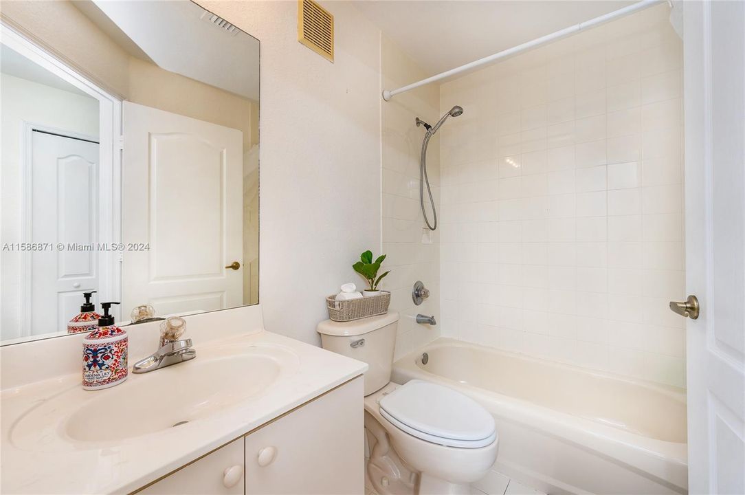 Active With Contract: $2,700 (3 beds, 2 baths, 1206 Square Feet)