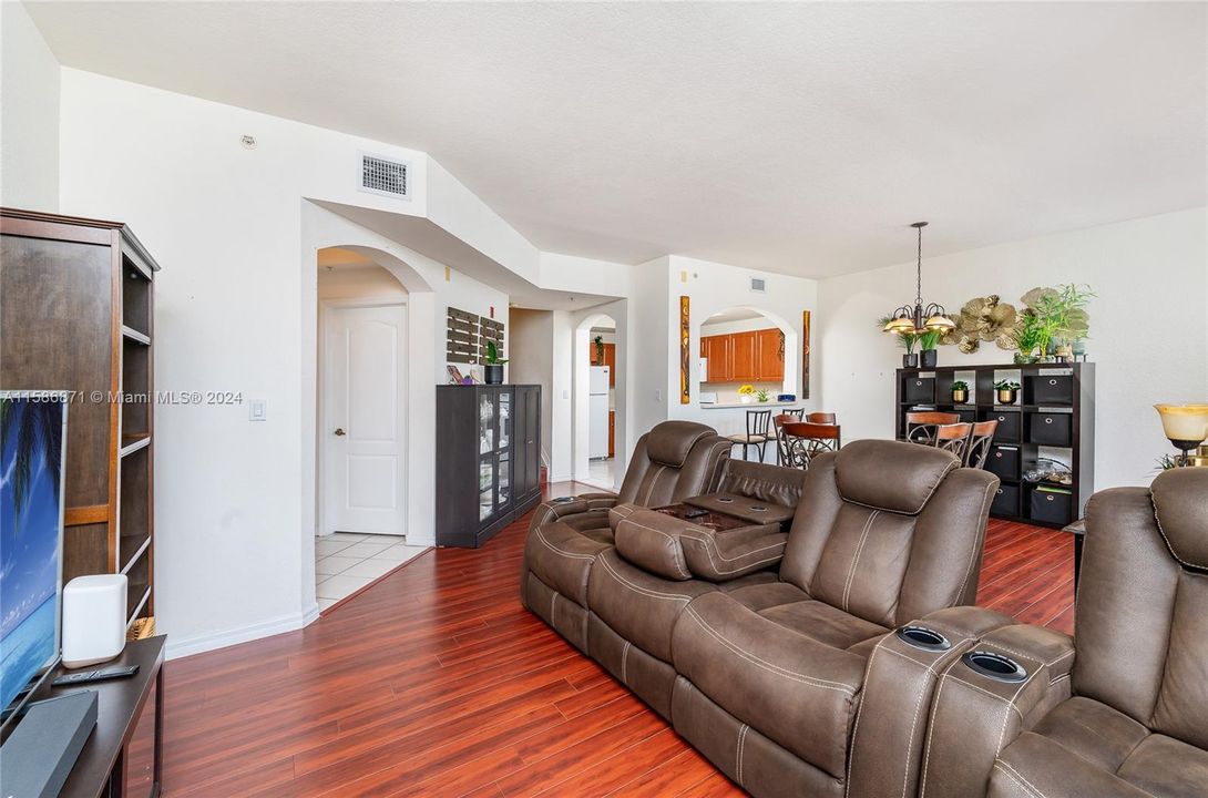 Active With Contract: $2,700 (3 beds, 2 baths, 1206 Square Feet)