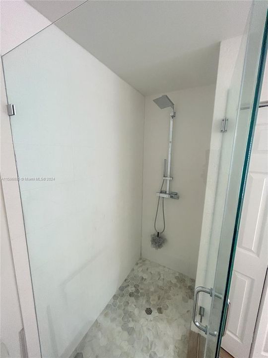 Activo con contrato: $644,900 (4 camas, 3 baños, 2165 Pies cuadrados)